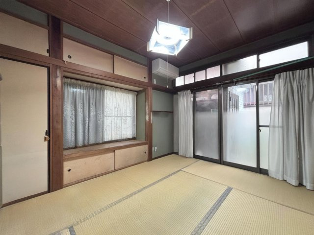 1階奥の和室【本画像は居住者様の家具をCGで消した画像であり、現況と異なる可能性がございます。】