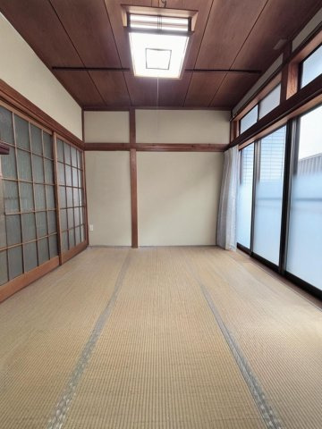 1階入口右の和室【本画像は居住者様の家具をCGで消した画像であり、現況と異なる可能性がございます。】