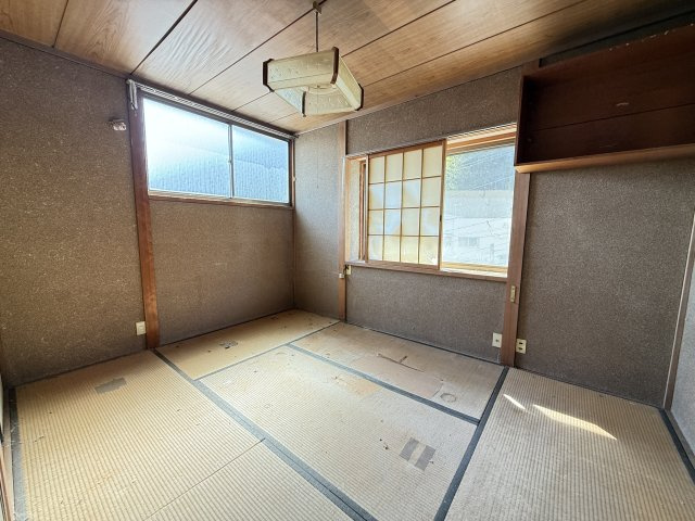二面に窓を備えた明るい2階和室。畳を整えることで落ち着いたくつろぎ空間として活用できます。自然光が入りやすく風通しも良好で寝室や客間としてはもちろん、作業スペースや資材置き場としても使いやすい一室。