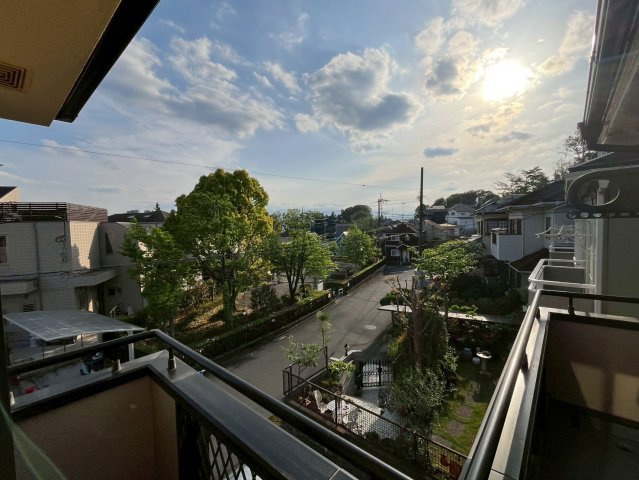 周辺は閑静な住宅街