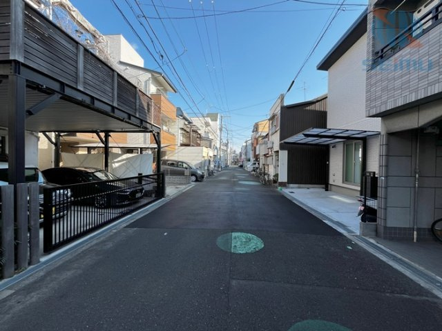 【前道含む現地写真】北西側前面道路の幅員は約8.0m。車の出し入れもスムーズに行えます◎