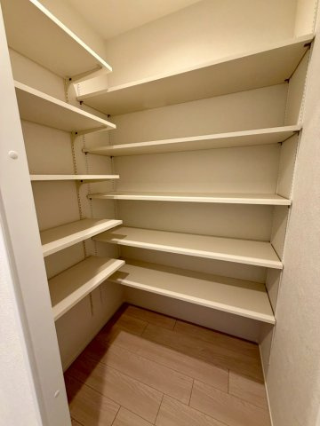 廊下からアクセスできる大型収納。