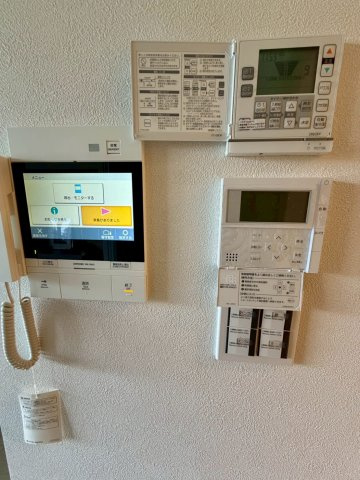 モニタ付きインターホン、床暖房、給湯器のリモコンが集約されています。