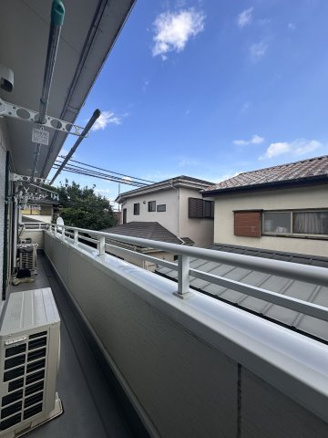 南側のバルコニー！二階の居室を全てをつなぐワイドバルコニーです！