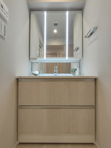 【洗面室】　一日の始まりと終わりを心地よく演出してくれるパウダールーム。心地よいリフレッシュ空間です。