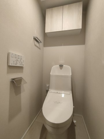 【トイレ】　洗浄機能付きトイレ。上部には収納付で、トイレットペーパー等、買い置きもしやすそうです。