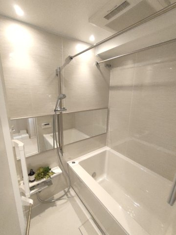 【浴室】　ゆったりとくつろげるバスルーム。追い焚き機能付きでいつでもすぐに温かいお風呂を楽しむことができます。