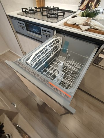 【食洗機】　手肌に優しく、家事の時短にもなる食洗機を完備。