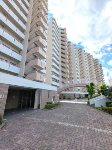 【スーパー目の前】戸祭小学校徒歩5分のお買い物も通学も便利な大型マンション。明るく開放的な2面バルコニーを備え、家計にやさしい都市ガス仕様で毎月の光熱費もお得に抑えられる快適な住まいです。