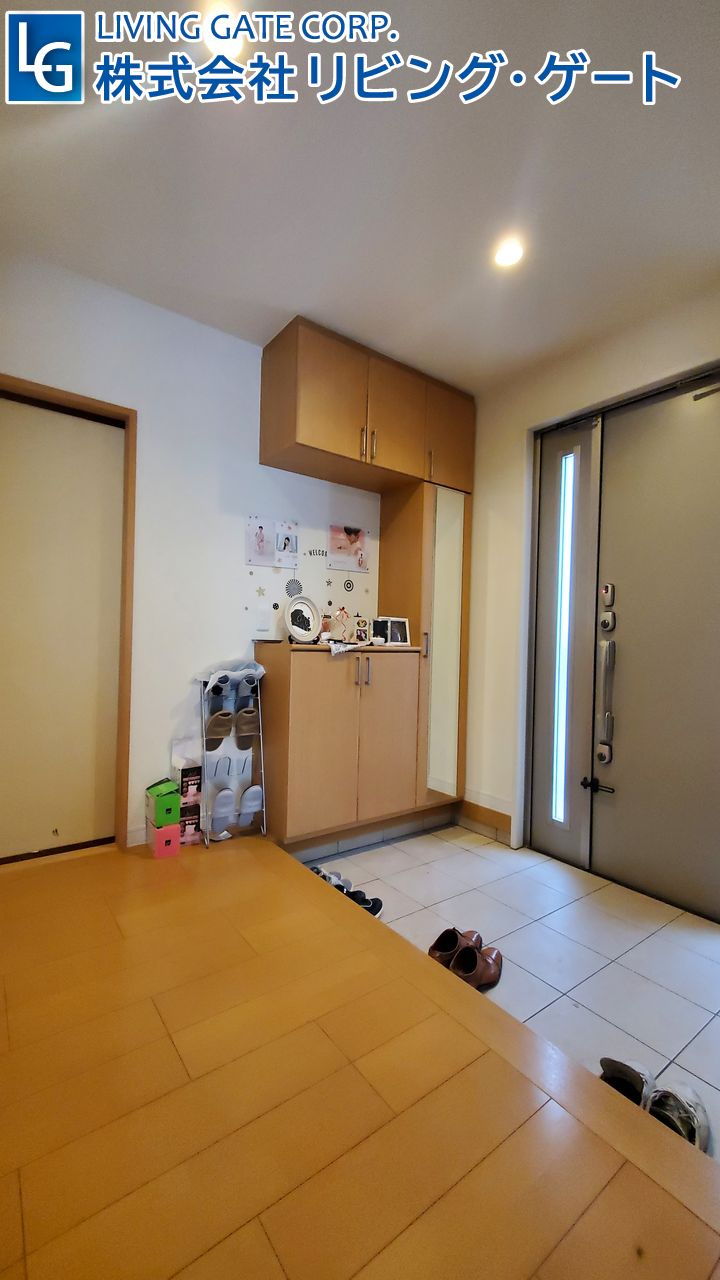 玄関も広く、ベビーカーなども邪魔になりません。