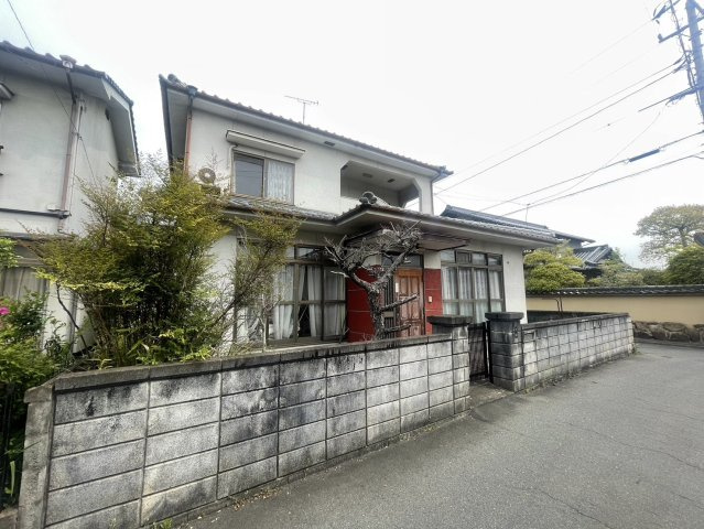 平坦地に位置し、前面道路は幅にゆとりがあり、車の出入りもスムーズ。敷地内には普通車2台分の駐車スペースが確保可能で、来客時や日常使いにも便利です。周辺は静かな住宅街で、落ち着いた住環境が広がります。