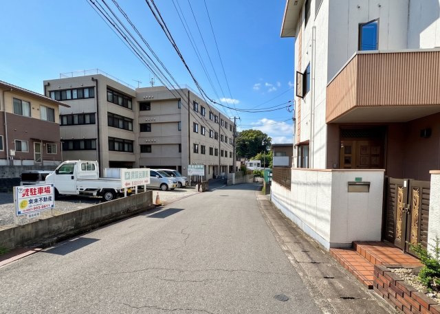 物件前面は見通しの良い道路に面しており、車での出入りがしやすい立地です。周辺は住宅や事業所が立ち並ぶ落ち着いた街並みが広がり、道路幅員にもゆとりがあり、駐車場への出入りがスムーズです。