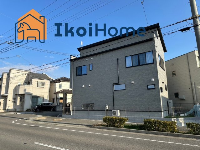 太陽光発電が設置されており光熱費の削減になります。又床暖機能など豊富な機能面もうれしいポイントです。