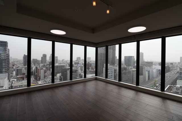 南西角部屋のため、FIX窓からの眺望は見ごたえがあります！