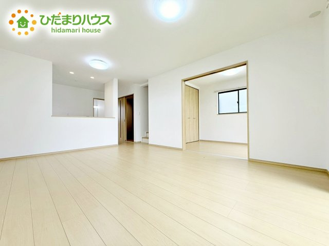 おもちゃを広げてもゆとりのあるリビングは、お子様の成長を見守っていく、大切な空間です♪