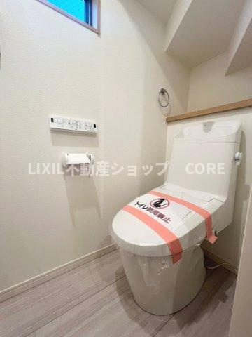 そのゆったりとした空間には洗練されたデザインのウォシュレット付きトイレを装備！