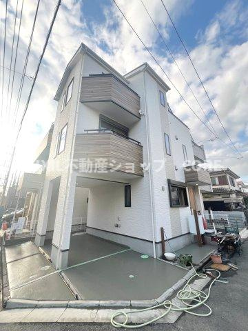 大切なお車を雨風や紫外線から守れるビルトインガレージ付き！ぜひ一度現地でご覧ください。