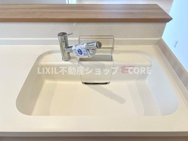 浄水と水道水を切り替えて使用できるスッキリとしたデザインの浄水器一体型水栓。