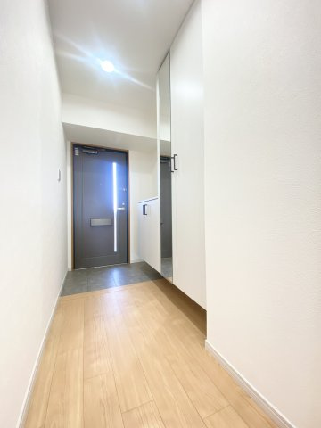 高さのある下駄箱設置済みの玄関。姿見付きでお出かけ前の身だしなみチェックができますね。