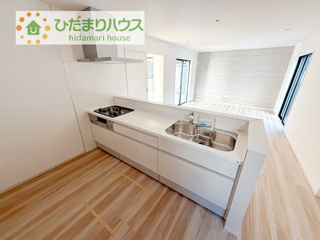 リビングを見渡せるキッチンはお子様を見ながらでも料理が出来て安心ですね☆