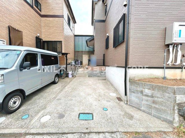 ゆったりとした駐車スペースを確保いたしましたので、大きめのお車でも駐車可能です。