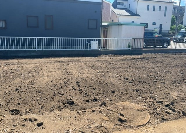 土地の形が極端に長細かったり、狭小地、あるいは道路との高低差がある傾斜地だった場合、後々売ろうとしても買い手がつかない場合もあります。後々、売却することになった時に価値の下がらない土地を選びましょう。