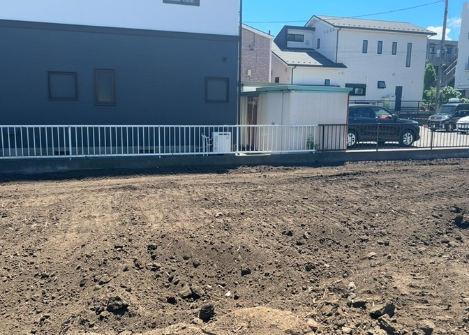 土地の面積＝住宅面積ではありません。建ぺい率の問題などで、土地のある場所によって住宅を建てられる面積は限られています。高さもしかり、「土地」という言葉の中には、建築条件も含まれると考えておきましょう。