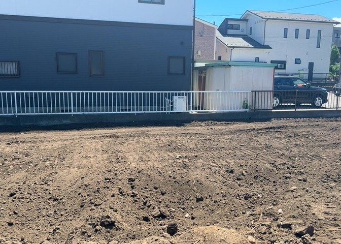 家を建てる場合、方位は要チェックです。現実的に日当たりのよい家ならばリビングは南側、建築基準法でも北側に当たる家への配慮は求められています。土地を見学に行く際は、方位磁針を持って行くようにしましょう。