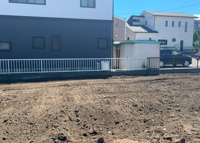 土地の前の道路に消火栓が設置されていることがあります。この場合、道路交通法第45条第1項により、駐車禁止の場所が指定されています。そのため、車庫などの駐車スペースをつくることができない場合があります。