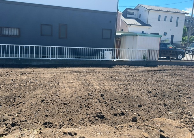 土地購入を検討されている場合、境界杭がない状態で購入してしまうと境界確定測量をする必要があり、費用がかかります。購入の前に、売主、隣土地所有者立ち合いのもと境界を確定し境界杭を設置するのがベストです。