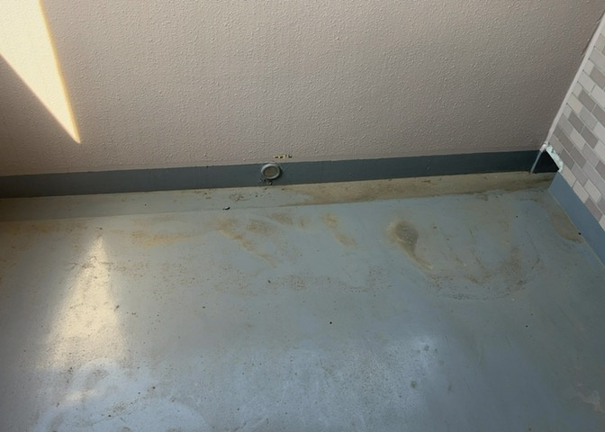 バルコニーは、室外の専用スペースのうち、「屋根がなく開放された空間」であるものを指します。ベランダより広いタイプのものが多く、日当たりもよいため家庭菜園などを楽しみたい人にとって適した環境となります。