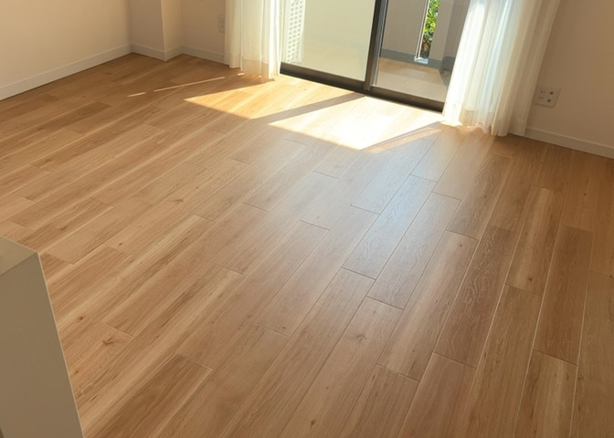 直線タイプはLとDKを一直線に並べた形で対面キッチンのタイプです。一般的なのでよく見かけるかもしれません。直線タイプに似た直接アイランドタイプは、キッチンとダイニングの間に壁がない分広く感じられます。