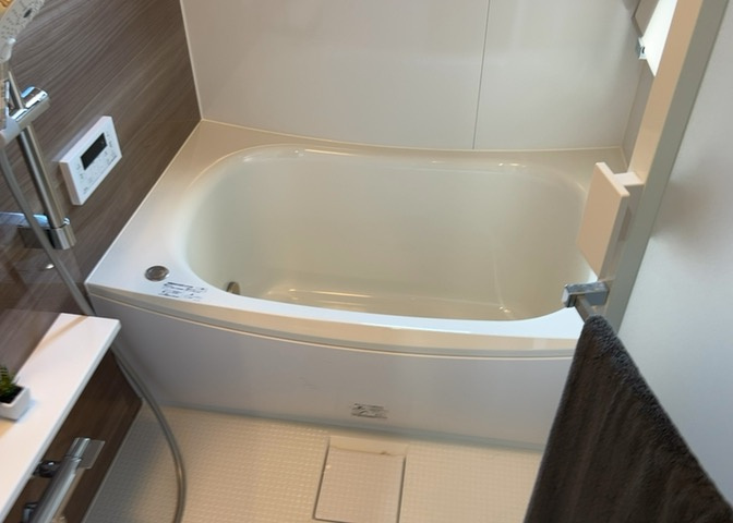 入浴時の快適さも大事なことですが、綺麗な状態を維持できなければ気持ちよく入浴できません。毎日の掃除が楽という点は大事なポイントになります！カビが生えにくく掃除がしやすい、壁や浴槽を選ぶといいでしょう。