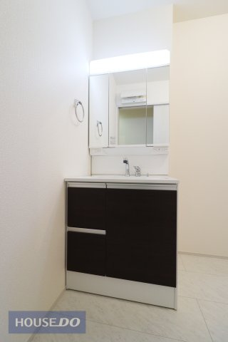 【洗髪洗面化粧台】大きな洗面ボウルとハンドシャワーで、お風呂に入らなくても洗面台で手軽に洗髪♪三面鏡の裏側には収納スペースがあります。