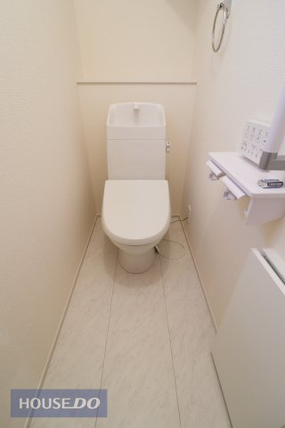 【トイレ】温水洗浄暖房便座付き。2箇所あるので、忙しい朝でも安心♪ほっと一息つけるプライベート空間は広めの設計となっております。