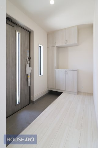 【玄関】ゆったりと明るい玄関がご家族や来客をお出迎え。機能的な大型シューズボックスは長物もしっかりと収納できます。