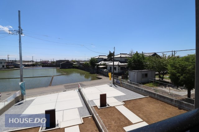 【建物からの眺望】バルコニーからの景色。十分な間隔が確保されております。