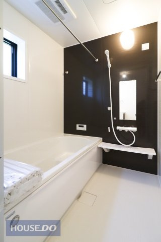 【浴室】1日の疲れた体を癒せるシステムバス。足を伸ばしてリラックス♪一坪風呂でお子様と一緒でもゆったりと寛げます。浴室乾燥機付きで雨の日の洗濯おまかせ♪