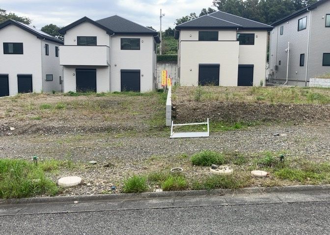 土地の形が極端に長細かったり、狭小地、あるいは道路との高低差がある傾斜地だった場合、後々売ろうとしても買い手がつかない場合もあります。後々、売却することになった時に価値の下がらない土地を選びましょう。