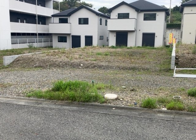 土地の面積＝住宅面積ではありません。建ぺい率の問題などで、土地のある場所によって住宅を建てられる面積は限られています。高さもしかり、「土地」という言葉の中には、建築条件も含まれると考えておきましょう。