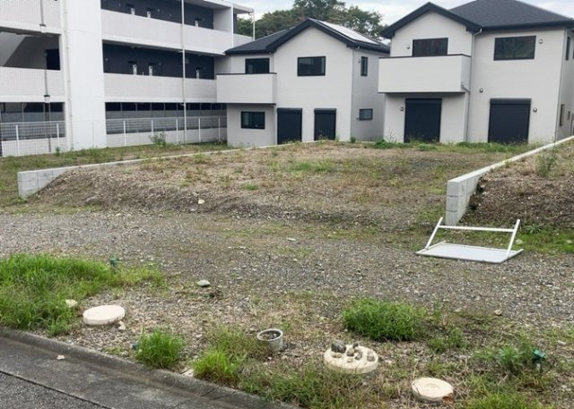 家を建てる場合、方位は要チェックです。現実的に日当たりのよい家ならばリビングは南側、建築基準法でも北側に当たる家への配慮は求められています。土地を見学に行く際は、方位磁針を持って行くようにしましょう。