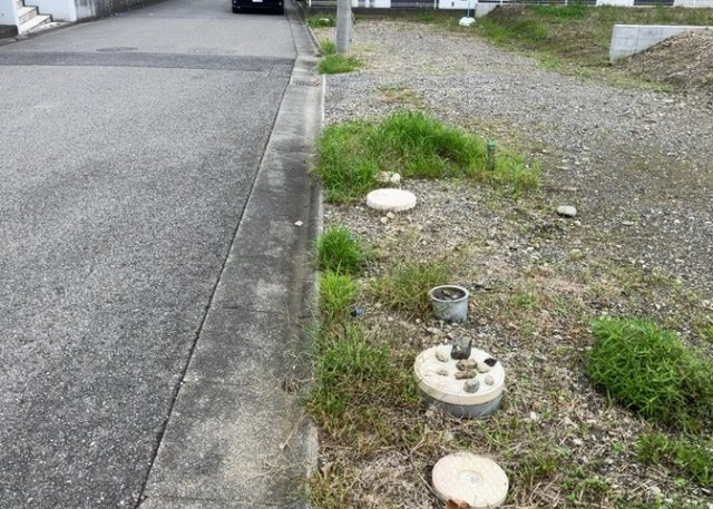 土地を買う際、住む地域の自治体や福祉の補助制度にも注目してみましょう。子供や老人の医療補助やゴミ出しのルールなど、自治体によってルールに大きな違いがあるため、暮らしやすい土地で判断するとよいでしょう。