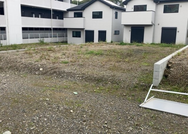 土地の前の道路に消火栓が設置されていることがあります。この場合、道路交通法第45条第1項により、駐車禁止の場所が指定されています。そのため、車庫などの駐車スペースをつくることができない場合があります。