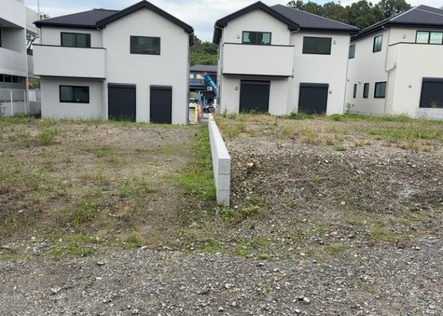 現地に行くなら、物件の周囲の地形がどうなっているかを見ることも大切です。周辺より低くなっている土地では、大雨などで水が集まりやすいため、地盤が弱くなっているということも考えられるため、注意が必要です。