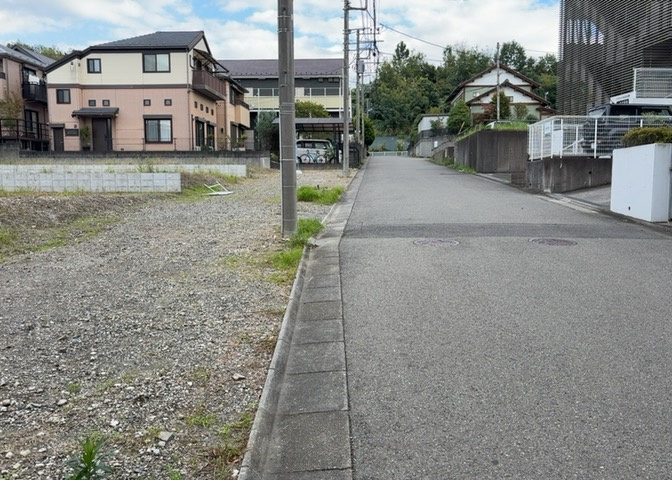 隣家の土地はどうなっているのか、生活利便施設が近くにあるのか、学校まで近いかなど、お客様のライフスタイルにあわせたイメージが重要です。また、近くにあると困る施設が近くにないかも確認するといいでしょう。