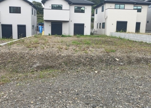 土地購入を検討されている場合、境界杭がない状態で購入してしまうと境界確定測量をする必要があり、費用がかかります。購入の前に、売主、隣土地所有者立ち合いのもと境界を確定し境界杭を設置するのがベストです。