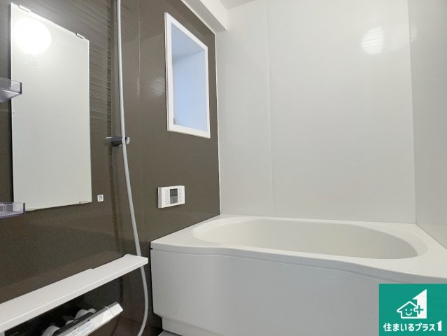 足をゆったり伸ばして寛げる浴槽です。窓が設けられていますので差し込む光が明るく穏やかな雰囲気にしてくれます♪浴室乾燥機も設置しているので、雨の日の洗濯物も安心です♪