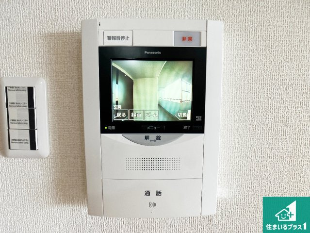 カラーモニターインターホン！声だけでなく来訪者の姿や顔がモニターで確認できるので、小さなお子様がいらっしゃるご家庭でも安心できます！