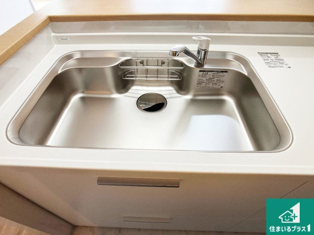 蛇口の先端に浄水器を内蔵しています！原水と浄水、お湯と冷水、シャワーの切替えがワンタッチなので用途によって使い分けられます。