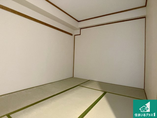 一室あると便利な和室は客間としてだけでなく、小さなお子様のプレイルームや食後のくつろぎスペースとしてもご利用いただけます。収納もついていますので大活躍間違いなし！